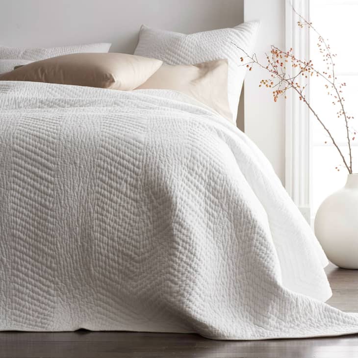 Best Lightweight Quilts and Comforters for Summer Apartment Therapy